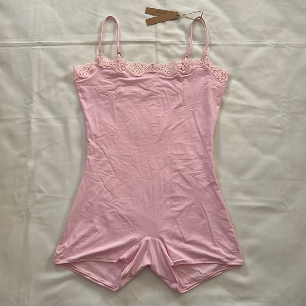 SKIMS FITS EVERYBODY CORDED LACE ONESIE